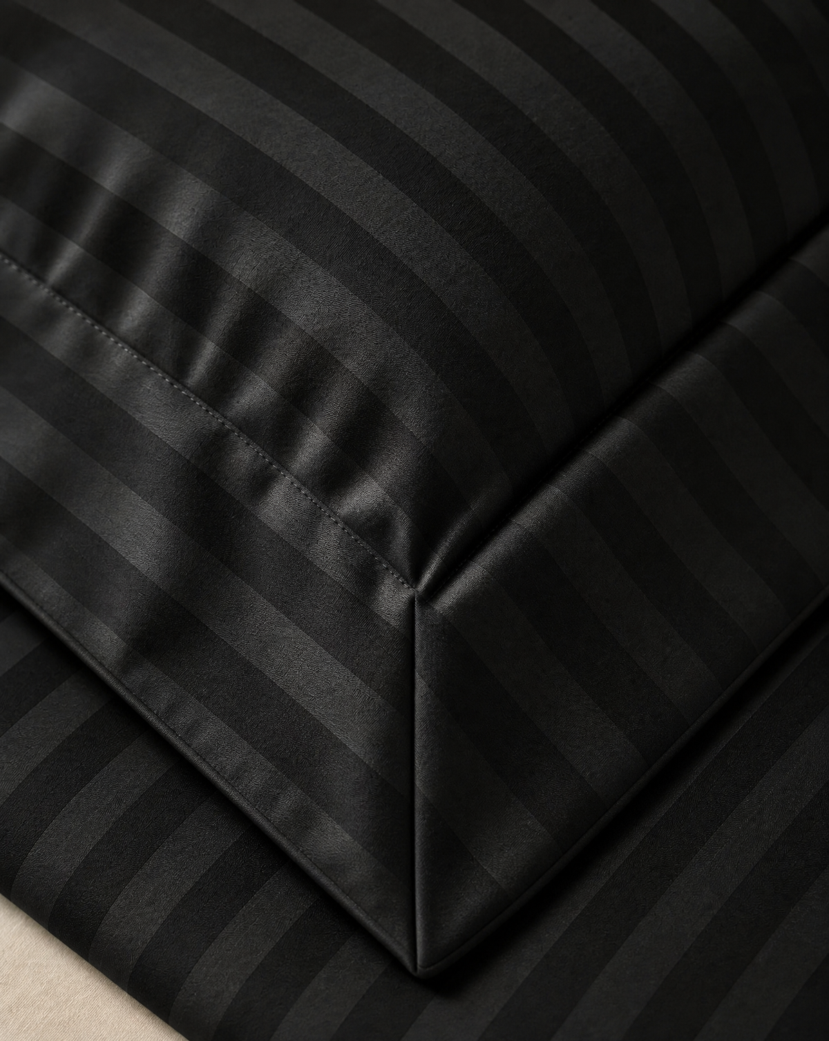 Zelesta Deluxe Hotel Stripe Nahtlose Satin-Baumwolle Bettdecke - Schwarz